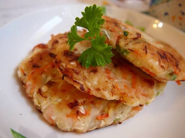 熱鍋少油小火，煎至雙面金黃即完成

這是一道非常簡單又好吃的花枝煎餅，當早餐也適合喔！現成的花枝漿是已調味好的，所以無需再調味~