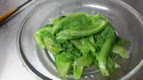 再燙個大陸妹，淋上肉汁，又是一道菜嚕～