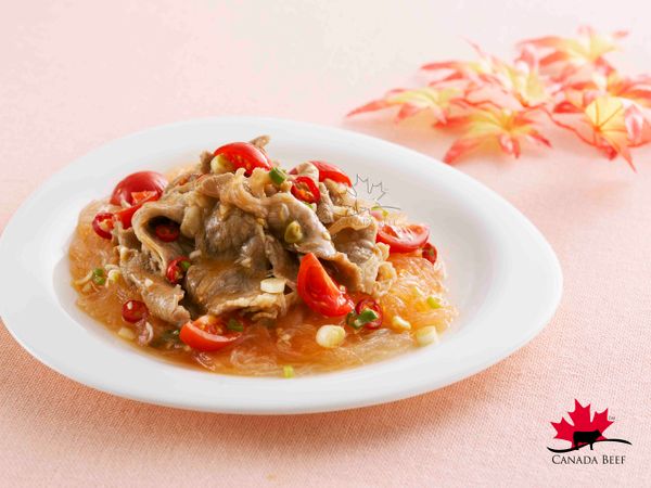 將冬粉墊底，鋪上牛肉片；在淋上調好的醬汁就完成拉!!!
(酸酸甜甜真的很開胃；怕辣的朋友可以不用再加新鮮紅辣椒喔~~)