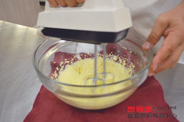 室溫軟化的奶油加入糖打到色澤反白。