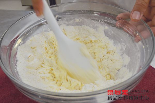 加入過篩的低筋麵粉、杏仁粉、香草粉輕輕拌勻。
