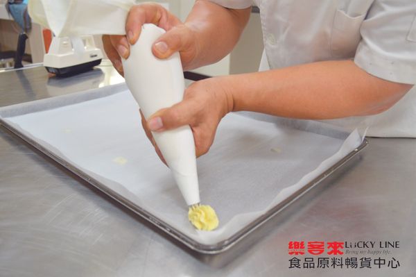 在烤盤上擠上所需要的花樣，造型需兩兩成對。