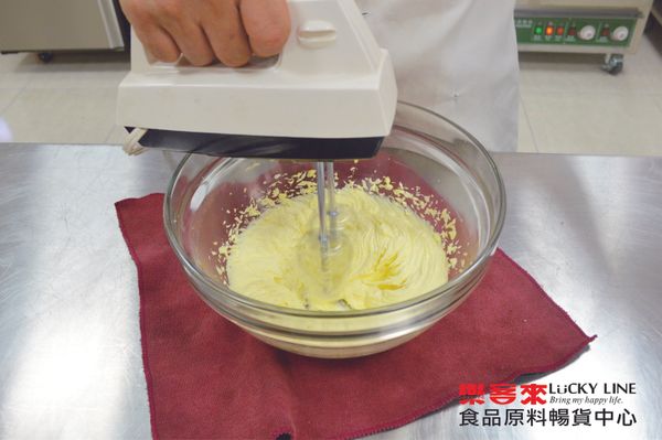 加入煉乳、全蛋、鮮奶打勻。