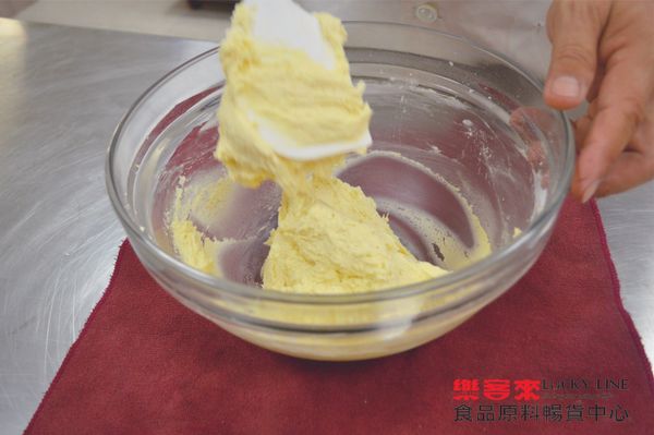 麵糊完成後放入擠花袋中。