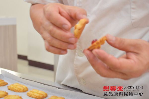 將兩種相同造型餅乾抹上喜歡的果醬合併即可