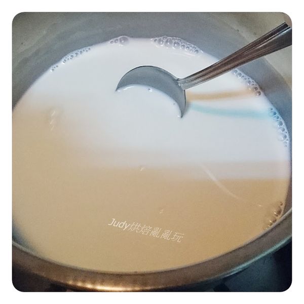 將布丁液中的鮮奶、鮮奶油及砂糖, 放在另一鋼盆中, 用小火煮至砂糖溶化即可(不用煮沸)