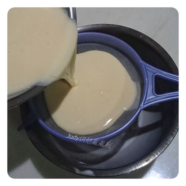 準備另一鋼盆將雞蛋打散, 將作法3(注意溫度不可過高)沖入攪拌均勻, 布丁液過篩至少2~3次即完成