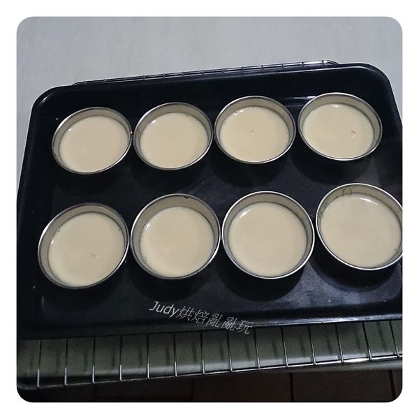 將完成的布丁液平均放入布丁模中