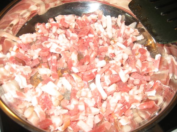 熱一鍋不加油, 將培根下鍋煎熟。將小蕃茄對半切。