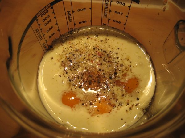 將鮮奶油+蛋+塩+黑胡椒放同一容器後, 攪拌均勻