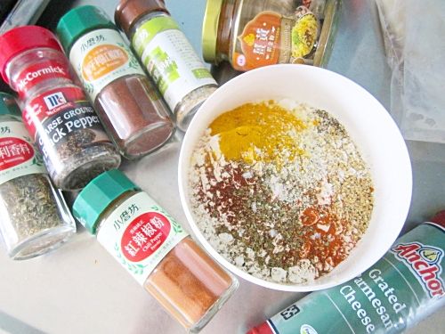 取一適當大小有蓋儲物盒，放入所有沾裹粉料、蓋上蓋子搖晃均勻倒入淺平盤中。
◎	沾裹辛香粉料份量可以在搖晃均勻後用手指沾取嚐味視喜好增減！
另取兩個淺平盤，一個放入打散的蛋液、一個放入玉米片。
玉米片可部份捏碎！