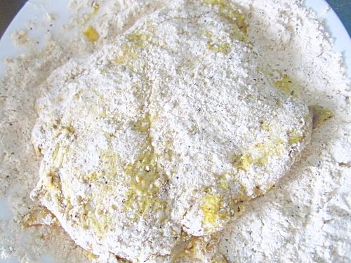 烤箱預熱200度！
將雞腿排從白脫牛奶中取出以手拭去多餘液體，
整塊沾裹粉料後，提起雞腿排抖落過多部份→再沾裹蛋液→沾裹玉米片(微壓緊實)