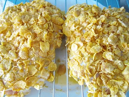 將沾裹完成的雞腿排放在烤架上、送入烤箱200度烤25分鐘至金黃酥脆，
烤架下放置烤盤接滴落的油脂！