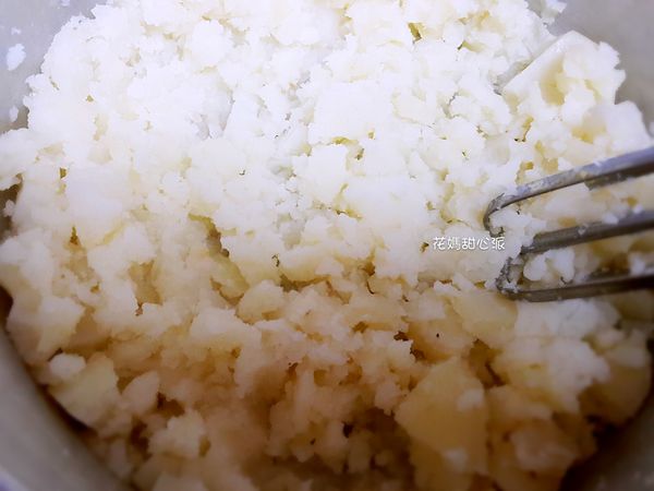 準備水煮蛋,馬鈴薯蒸熟~搗成泥狀加入美乃滋及所有調味料調勻備用