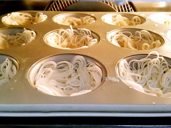 將細麵線放入滾水中燙熟撈起後放入冷水後撈起瀝乾水分
準備容器將麵線鋪在凹槽內~烤到麵線酥脆(每家烤箱功率不同所需時間也不依定喔)