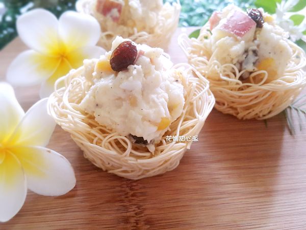 將調好的沙拉內餡放入麵杯中~葡萄乾點綴完成