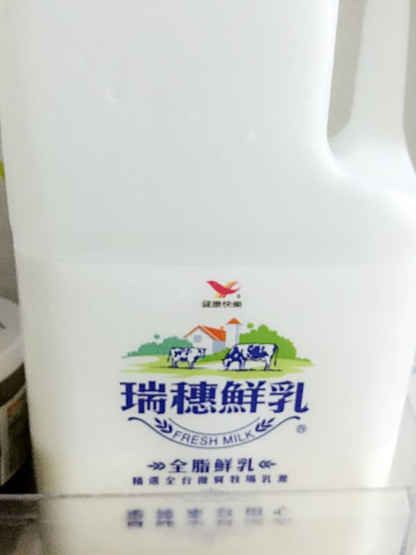 牛奶鬆餅粉量好後即可跟蛋拌勻（用米杯量即可喔）