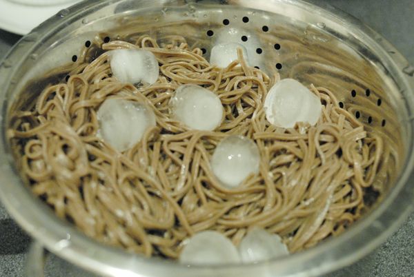 將麵條瀝乾水份，然後放冰塊令麵條變涼，或將麵條浸在冰水內備用
