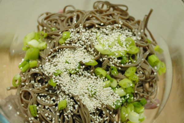 將麵條，蔥花及芝麻放入碗內拌勻