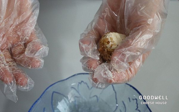 將奶油乳酪分切為一口大小，並聚成團狀
