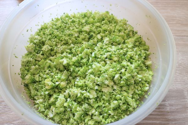 青花椰菜切小塊後放入食物調理機打成如米粒大小的碎屑。使用白花椰菜也可以。