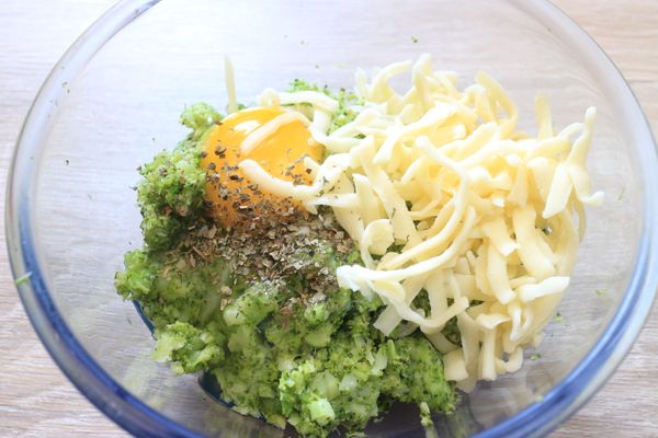 加入蛋、起司、羅勒香料、黑胡椒及鹽，攪拌均勻。