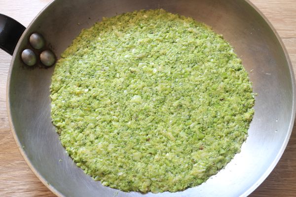 平鋪於烤盤上或可進烤箱的容器，建議下面墊一層烘焙紙，避免沾黏。