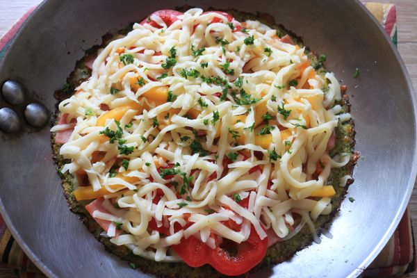 再疊上自己喜歡的PIZZA料：起司、蕃茄醬或泥、洋蔥、火腿、甜椒，最後可在撒上少許巴西里頁碎。