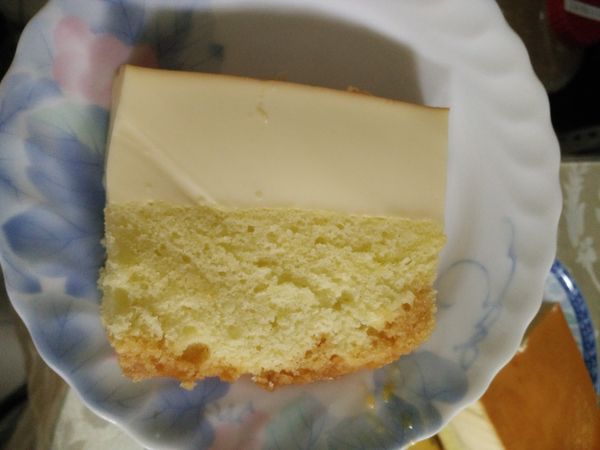 時間到用竹籤測試看看 沒有蛋液沾黏就是烤好了
取出後放一下至微溫然後包上保鮮膜 等到全涼後就可放入冰箱