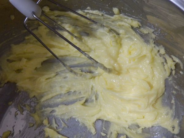 塔皮：
先將奶油和糖打發