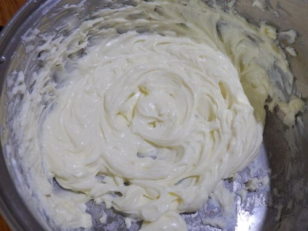 餡料：
奶油乳酪加糖拌勻
分次加入蛋攪拌