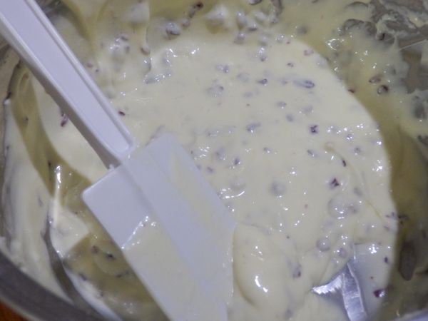 加入玉米粉和蔓越莓(可切碎)攪拌均勻  
用保鮮膜包覆放置冰箱待用