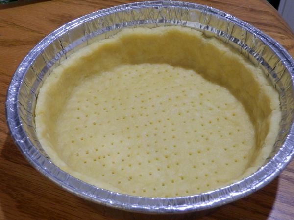 取出塔皮團均勻鋪放製容器中
底部戳洞