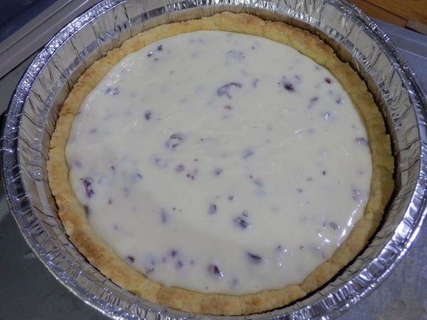 從冰箱拿出餡料填至塔皮中