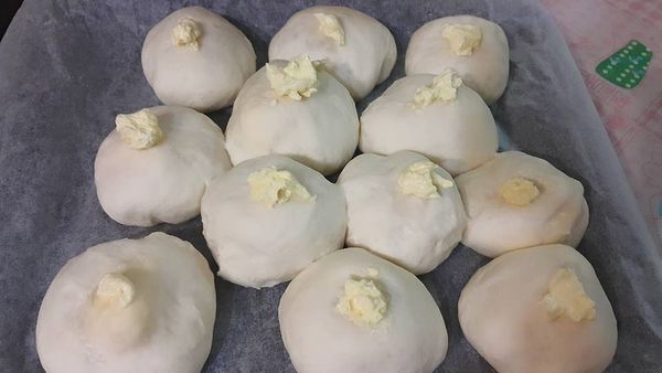 早上起床時,將所有材料放入保鮮盒,全部混合後,靜止 40分鐘後送入冰箱冷藏,下班拿出來回溫40分鐘,秤重全部重量/9顆,我的一顆約55克,放入微波爐不動作的讓麵糰發酵40-50分鐘,秤重全部重量/9顆