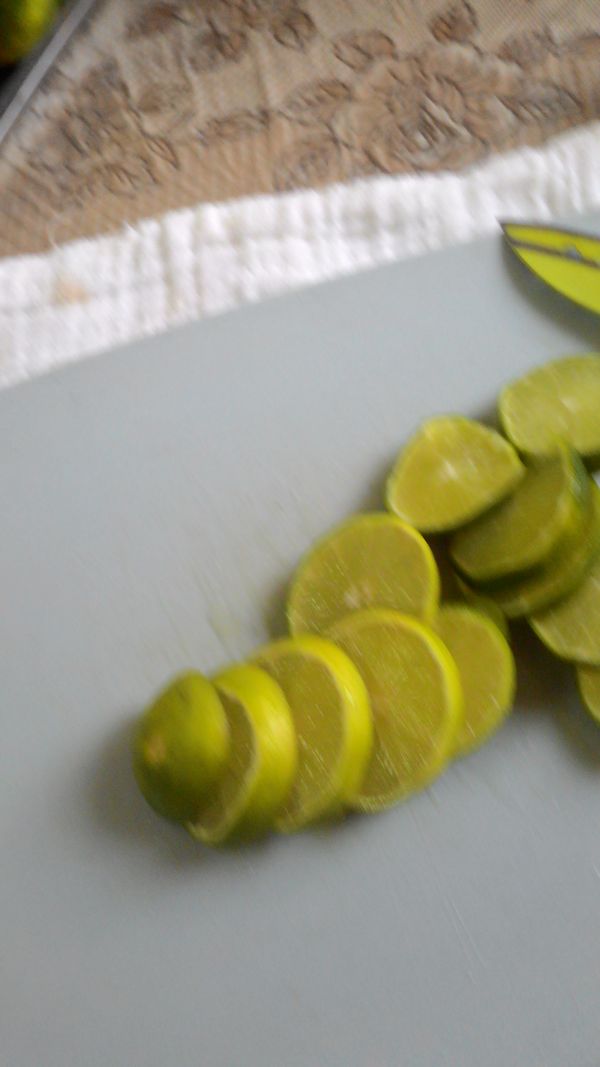 檸檬洗淨晾乾後切片，放入罐子內