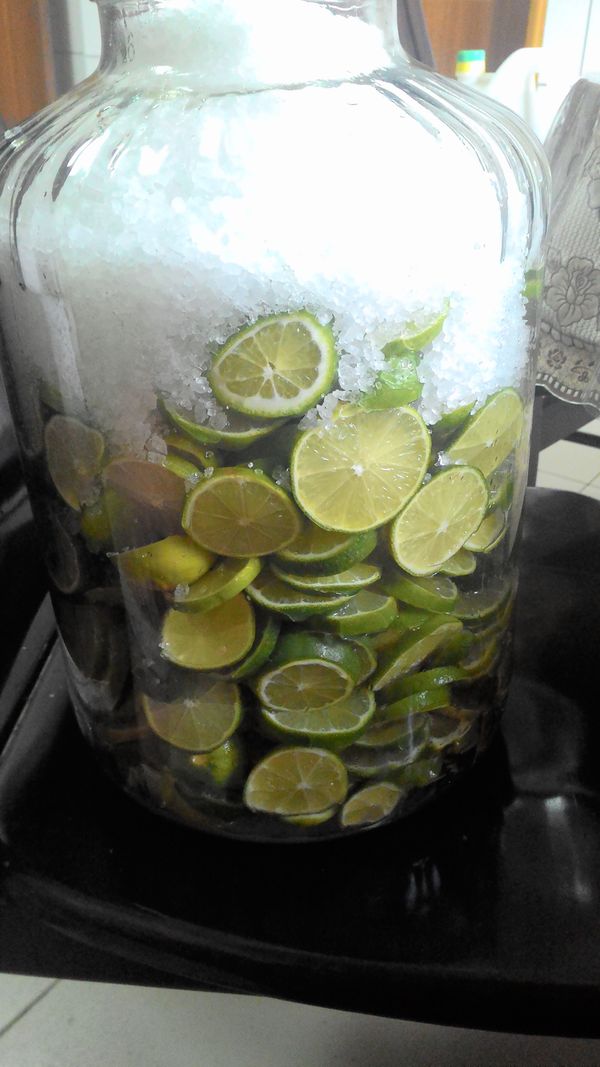 倒入冰糖，醋，然後封存3個月後可食用，食用依個人口味加水或冰塊即可。