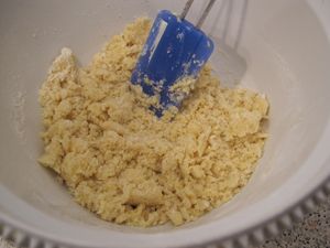 用刮刀切拌，直到成為碎的粗粉末狀。請不要使用攪拌機，不要過度攪拌。過度攪拌會造成麵粉出筋，而失去酥香口感。