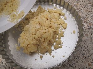 約三分之二的奶酥倒入派模。