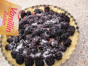 倒入準備好的黑莓果。撒上香草糖（或可用細砂糖取代）。