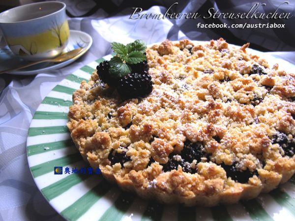 放入預熱好至180°C的烤箱中層，烘焙25－30分鐘，直到表面呈現淡淡的金黃色。