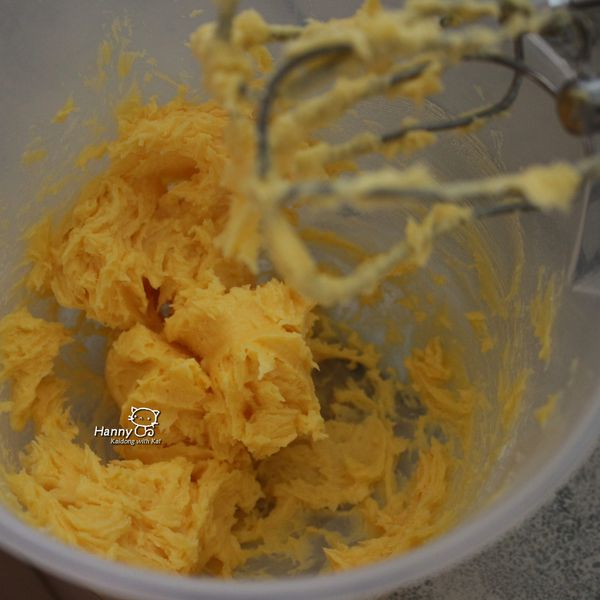 無鹽奶油(牛油)與雞蛋放在室溫一陣，直到與室溫同溫。將無鹽奶油切小塊與糖粉攪拌均勻，180克的糖粉慢慢的邊攪拌邊加入！接著三顆雞蛋的蛋白與蛋黃分離，蛋黃一顆一顆跟著加進去拌勻，蛋白放在另一個稍大的容器中打成乾性發泡僵直(泡泡不會滴的狀態)。