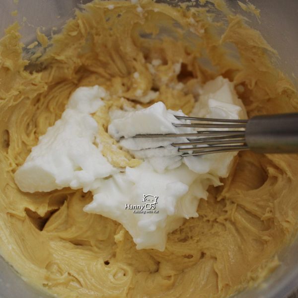 量好250克低筋麵粉和8克泡打粉拌入無鹽奶油蛋黃糊中，把鮮奶125毫升量好一起加入攪拌。鮮奶與麵粉都拌勻後加入打發的乾性發泡蛋白，這時得用手工慢慢輕輕攪拌！手工慢慢攪勻的過程讓蛋白發泡的氣泡融入麵糊中，
若這時以機器攪拌氣泡會因為高速而又脫離麵糊。有氣泡在麵糊中烤出來的蛋糕才會鬆軟好吃！