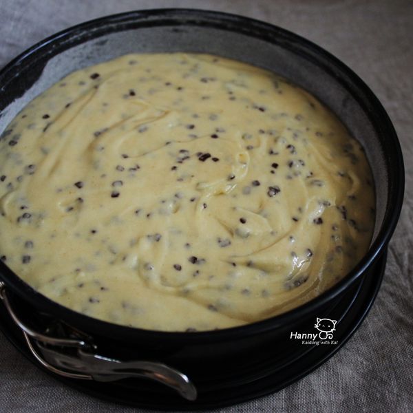 在麵糰中加入50克巧克力碎片(或巧克力豆)完成最後輕輕均勻的攪拌。在蛋糕模上一層薄薄的無鹽奶油然後灑麵粉方便之後脫模。烤箱170°C預熱！緩緩把麵糊到入烤模中，在170°C的烤箱裡烤45至50分鐘。