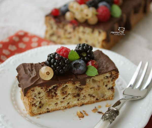 烘培用黑巧克力150克在內鍋裡隔水加熱溶化。隨喜好在巧克力上塗上厚厚或是薄薄一層巧克力。趁巧克力還未完全凝固之前擺好新鮮莓果們就完成了～嘿嘿大功告成！開動嘍●ω●喵～