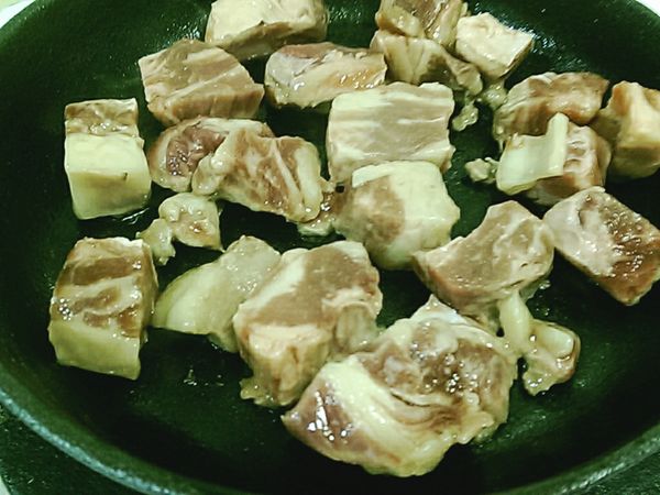 烤盤加熱後放入牛肉用小火煎