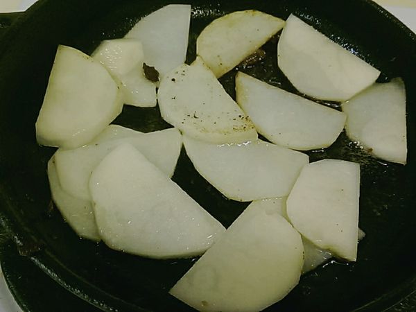 可再利用烤盤的油 將馬鈴薯切簿片 用小火慢煎成香脆的薯餅喔 !