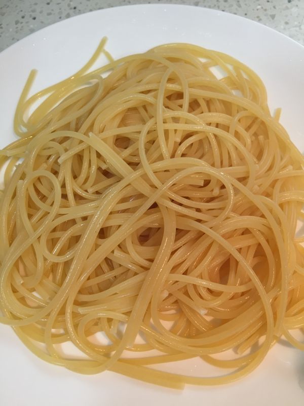 剛煮番茄的熱水加入一大匙鹽，水滾放入面條煮7分鐘撈起備用