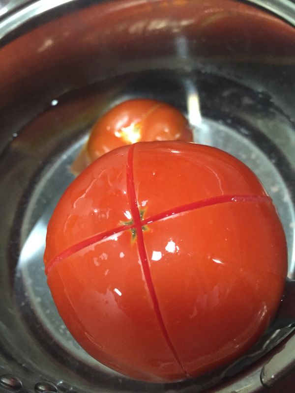 番茄底部劃十字，放入煮沸的熱水中川燙3分鐘，撈起放入冰水或冷水中收縮冷卻3分鐘，去皮切丁