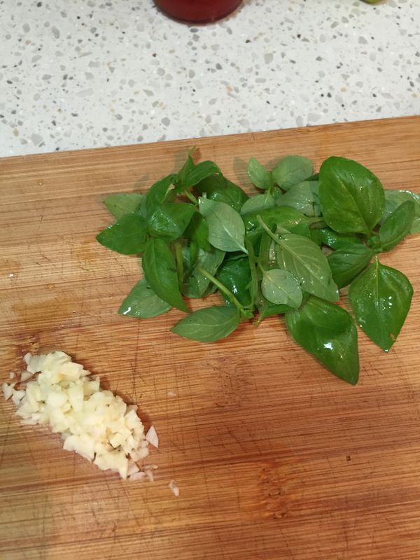 蒜頭切末，九層塔洗淨備用